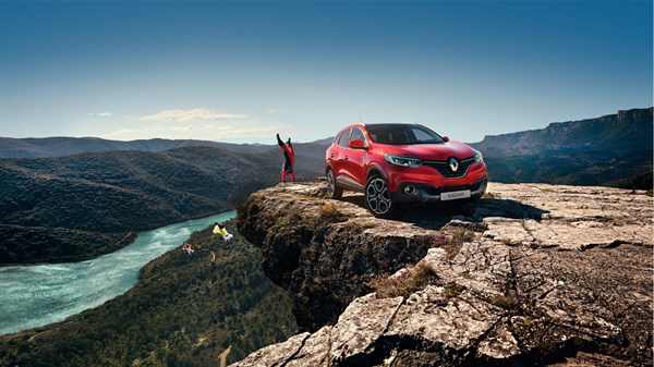 Renault KADJAR - Paysage grandiose - avec un de base jumper qui s'apprête à sauter d'une falaise