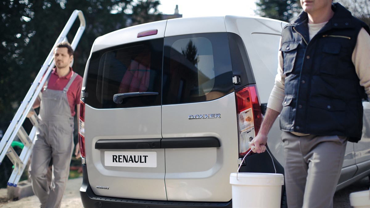 Renault DOKKER Van - Vue face arrière avec coffre fermé sur un chantier