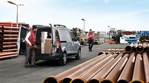 Renault DOKKER Van - Vue face arrière avec coffre ouvert et rempli de cartons sur un chantier