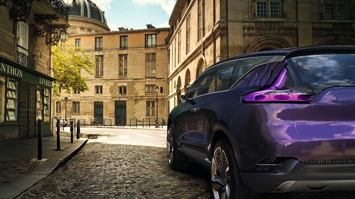 Renault INITIALE PARIS Concept - vue 3/4 arrière sur rue pavé