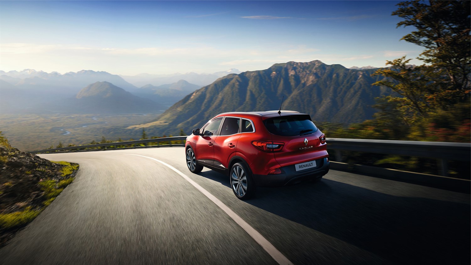 Renault KADJAR - Véhicule rouge sur route de montagne ensoleillée