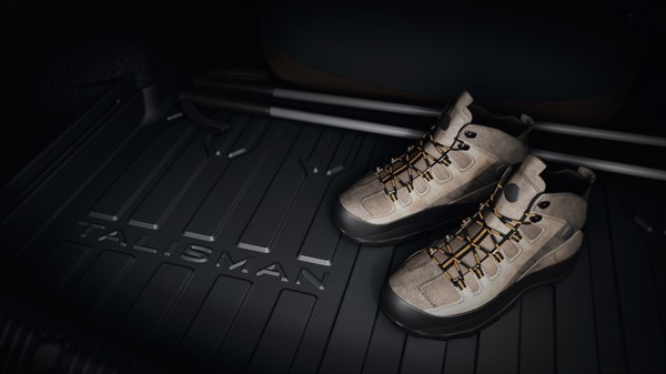 Renault TALISMAN – bac de coffre avec chaussures de randonnée