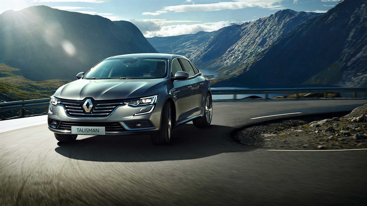 Renault TALISMAN - Véhicule sur route de montagne ensoleillée