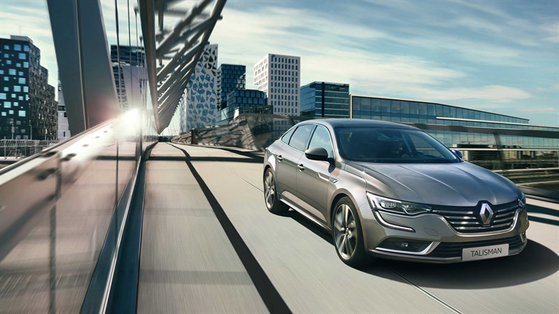 Renault TALISMAN - Voiture grise en ville sur un pont