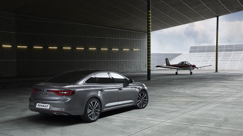 Renault TALISMAN - Voiture grise dans un hangar d'aérodrome