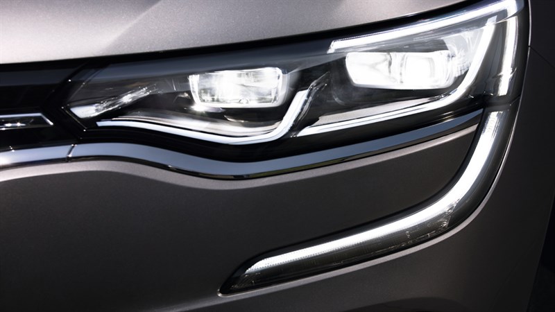 Renault TALISMAN - Signature lumineuse en forme de C - phare avant gauche