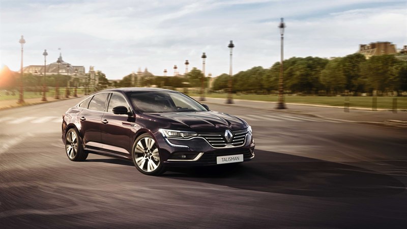 Renault TALISMAN INITIALE PARIS - Voiture dans une rue déserte à Paris 