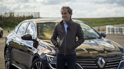 Renault TALISMAN - Alain Prost devant le véhicule